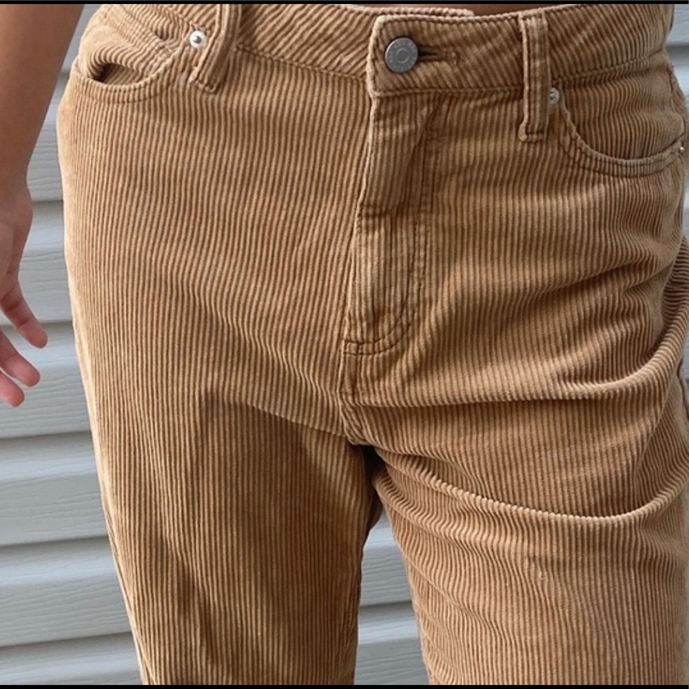 Great condition! Super comfortable High-Waisted Corduroy Mom pants.